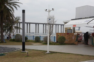 户外气象观测设备场景