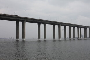 海上长桥横跨水面