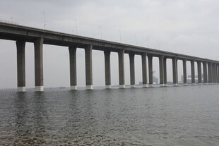 海上长桥桥身横跨水域