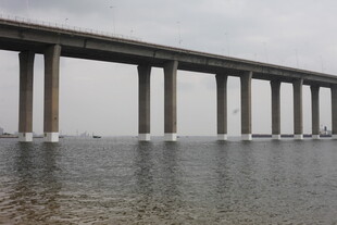 海上长桥横跨水域