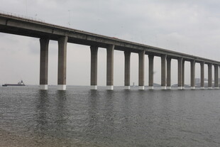 海上长桥横跨水面