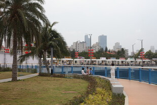 城市河畔休闲风光