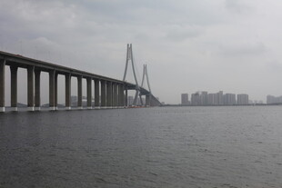 跨海大桥横跨广阔海面