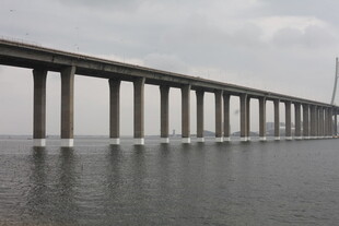 海上长桥横跨平静水面