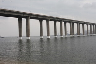海上长桥横跨水面