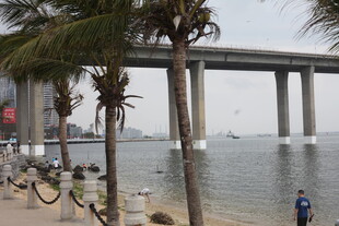 海滨大桥下的休闲风光