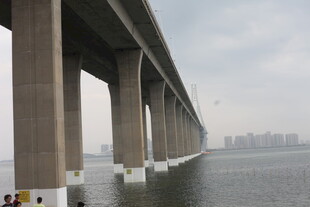 跨海大桥横跨宽阔水域