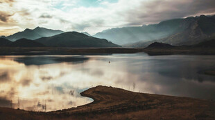 湖畔山景