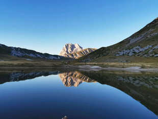 山间静湖映巍峨山峰