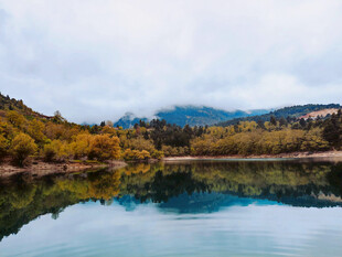秋日静谧湖景