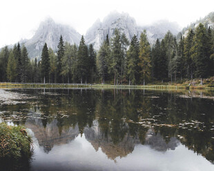 山林湖畔雾景倒影