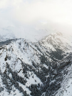 雪覆山峦壮丽风光