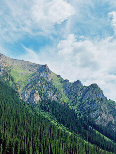 青山翠谷下的壮美山峰