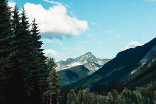 山林间的秀丽山脉风光