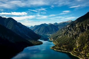 壮丽山水间的湖光山色