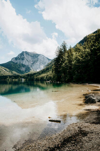 湖畔青山美景
