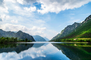 宁静山水间的湖光山色