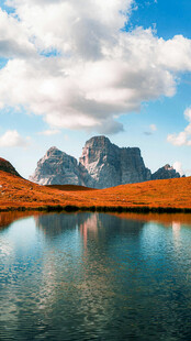 高山湖畔美景