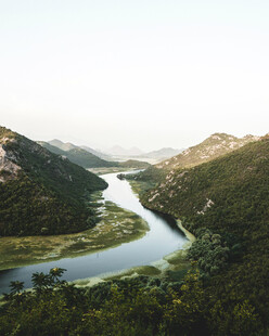 蜿蜒河流穿行于山峦之间