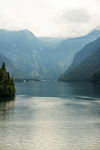 宁静山水间的秀丽湖景