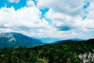 青山云海间的自然美景