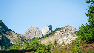 壮丽山景与葱郁植被