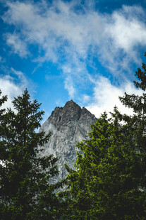 山林间的巍峨山峰