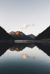 山间湖景