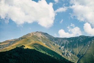 壮丽山景与蓝天白云