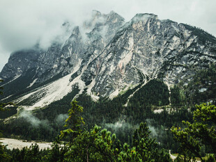 云雾缭绕的壮丽山峰
