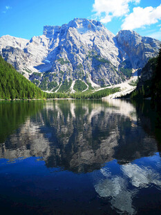 高山湖泊绝美倒影景观