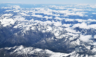 俯瞰壮丽雪山景观
