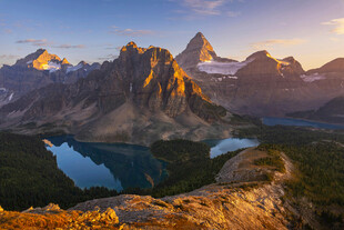 壮丽山景与静谧湖泊风光