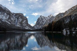 雪山湖泊的静谧风光