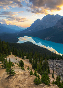 山间湖畔壮丽日落美景