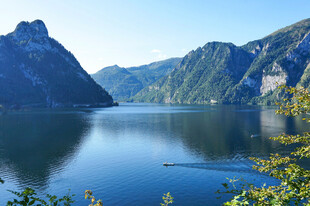 宁静山水湖景风光图