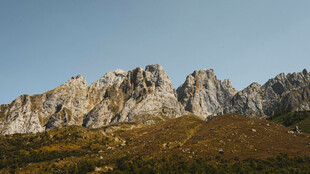 壮丽巍峨的山峦美景