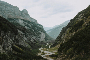 山间河谷壮丽自然景观