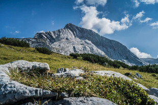 高山绿野间的壮丽自然景观