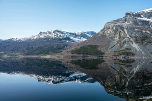 宁静山水倒影美景