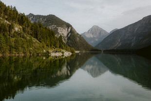 宁静山水间的湖光山色