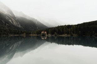 静谧山水间的倒影美景