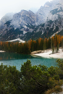 山间碧湖与多彩林木景观