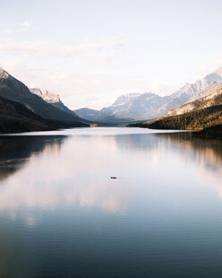 宁静山水间的澄澈湖泊