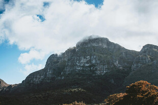 巍峨山峦映于蓝天白云