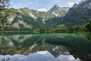 湖光山色的静谧山水景致