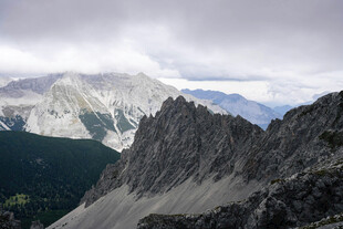 巍峨壮丽的高山景色