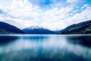 宁静湖景与远山蓝天白云