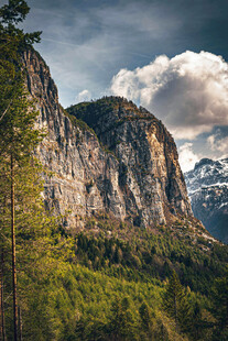 壮丽山景与葱郁植被