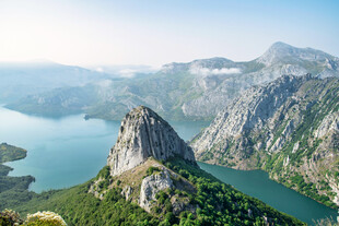 壮丽山景与静谧湖水景观